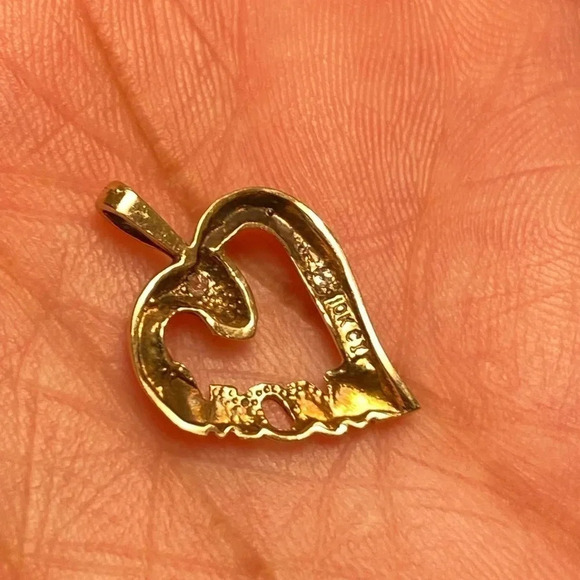 10K Solid Yellow Gold & Diamond “MOM” Heart Pendant Necklace - Picture 8 of 8